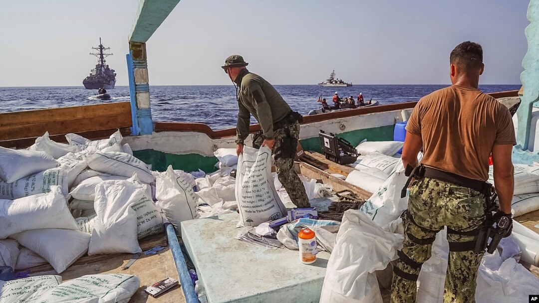 Para petugas menginventarisasi urea dan amonium perklorat yang ditemukan pada sebuah dhow yang dicegat di Teluk Oman pada 9 November 2022. (Teknisi Sonar Kelas 1 Kevin Frus/Angkatan Laut AS via AP)