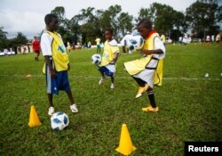 Program FIFA Football for Schools, memberikan pelatihan berkualitas kepada anak muda dan anak sekolah di Abidjan, Pantai Gading 9 November 2022. REUTERS/Luc Gnago