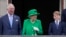 Pangeran Charles (kiri) menemani sang ibunda Ratu Elizabeth II dalam perayaan takhta sang ratu platinum jubilee dari balkon Istana Buckingham di London, pada 5 Juni 2022. (Foto: AP/Frank Augstein)
