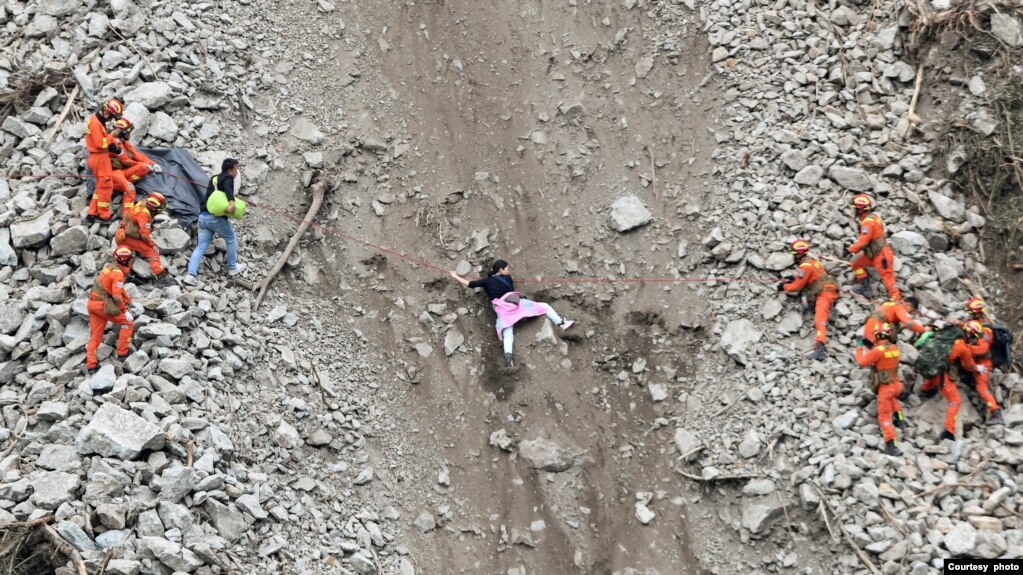  救援人员营救泸定地震的受灾人士。（路透社转发中国官媒照片）(photo:VOA)