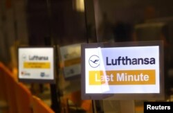 Papan petunjuk maskapai penerbangan Jerman Lufthansa di bandara Frankfurt, Jerman, 2 September 2022. (REUTERS/Kai Pfaffenbach)