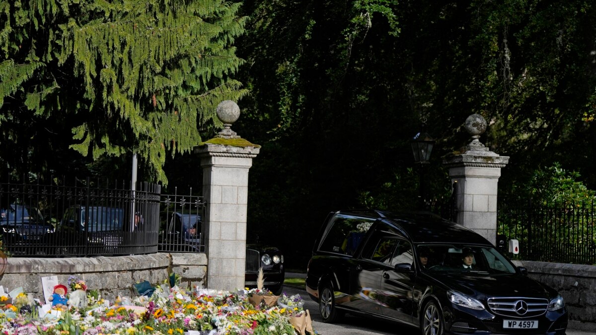 Tears of Farewell: Thousands Line Streets for Queen Elizabeth II Cortege - Vimarsana News
