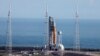 El cohete lunar de próxima generación de la NASA, el cohete Space Launch System (SLS) con la cápsula de la tripulación Orion, poco antes de su lanzamiento en la plataforma 39-B, para la misión no tripulada Artemis 1 a la Luna, en Cabo Cañaveral, Florida, el 15 de noviembre.