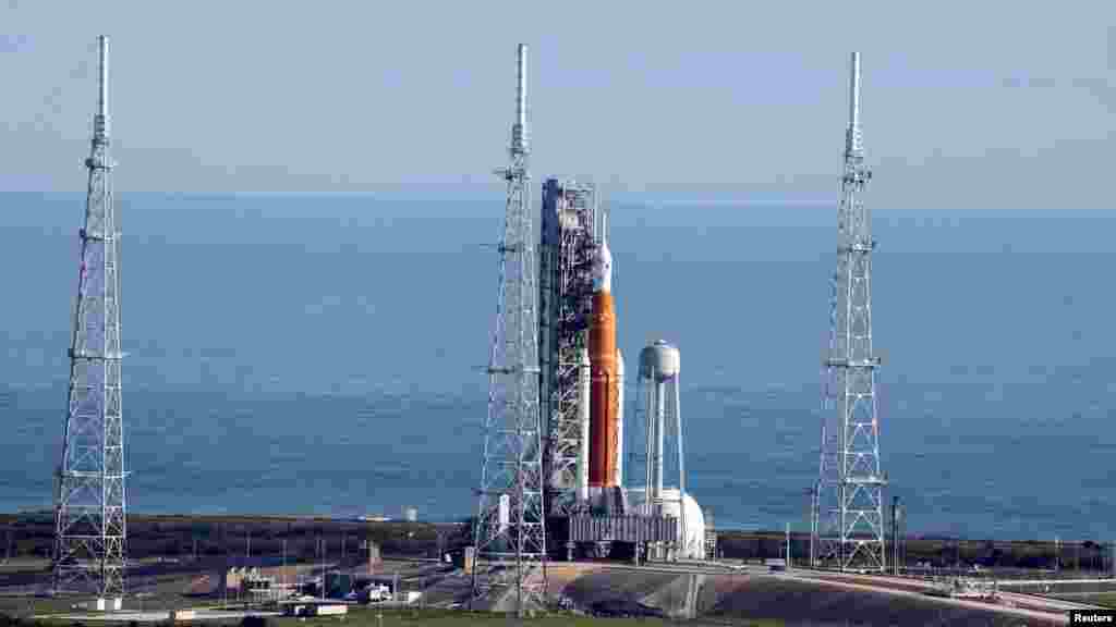 El cohete lunar de próxima generación de la NASA, el cohete Space Launch System (SLS) con la cápsula de la tripulación Orion, poco antes de su lanzamiento en la plataforma 39-B, para la misión no tripulada Artemis 1 a la Luna, en Cabo Cañaveral, Florida, el 15 de noviembre.