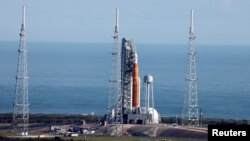 Roket bulan NASA generasi berikutnya, roket Space Launch System (SLS) dengan kapsul kru Orion, siap untuk diluncurkan di landasan 39-B, untuk misi tak berawak Artemis 1 ke Bulan, di Cape Canaveral, Florida, AS, 15 November 2022. (REUTERS/Joe Skipper)