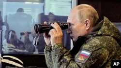 Presiden Rusia Vladimir Putin menyaksikan latihan militer Vostok 2022 (Timur 2022) di Rusia timur jauh, di luar Vladivostok, pada Selasa, 6 September 2022. (Mikhail Klimentyev, Sputnik, Kremlin via AP)