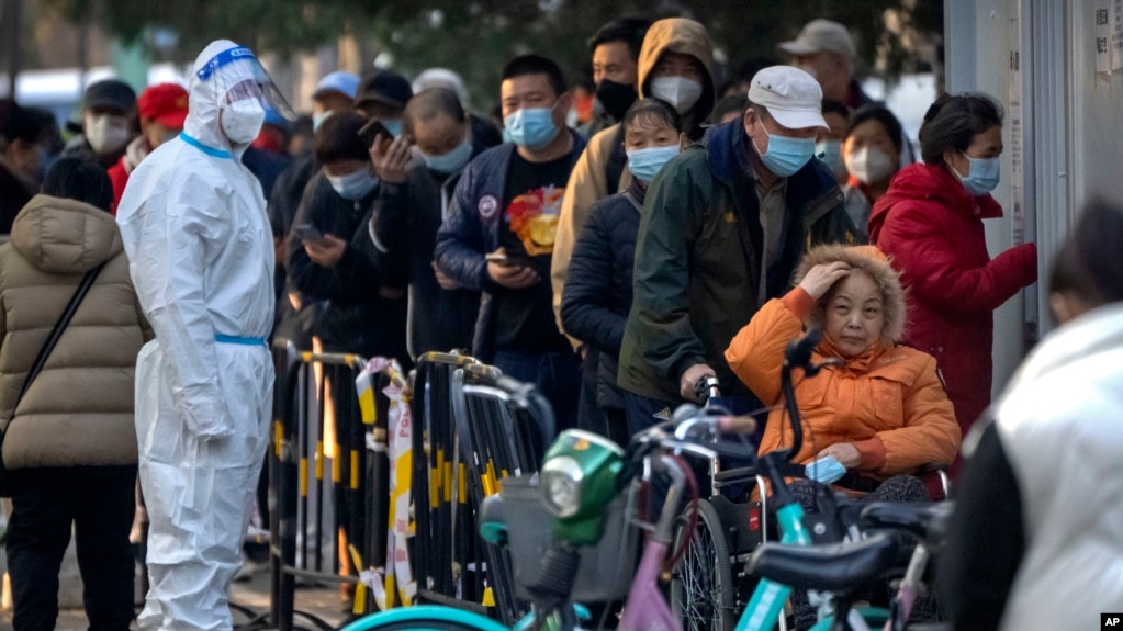 北京居民2022年11月17日冒着刺骨寒风在一个检测站外排长队等候新冠核酸检测。(photo:VOA)