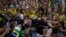 Prezidan Jair Bolsonaro salye patizan li yo nan plaj Copacabana pandan selebrasyon bisantne endepandans peyi a nan Rio de Janeiro, Brezil, Mekredi 7 Sept. 2022. 
