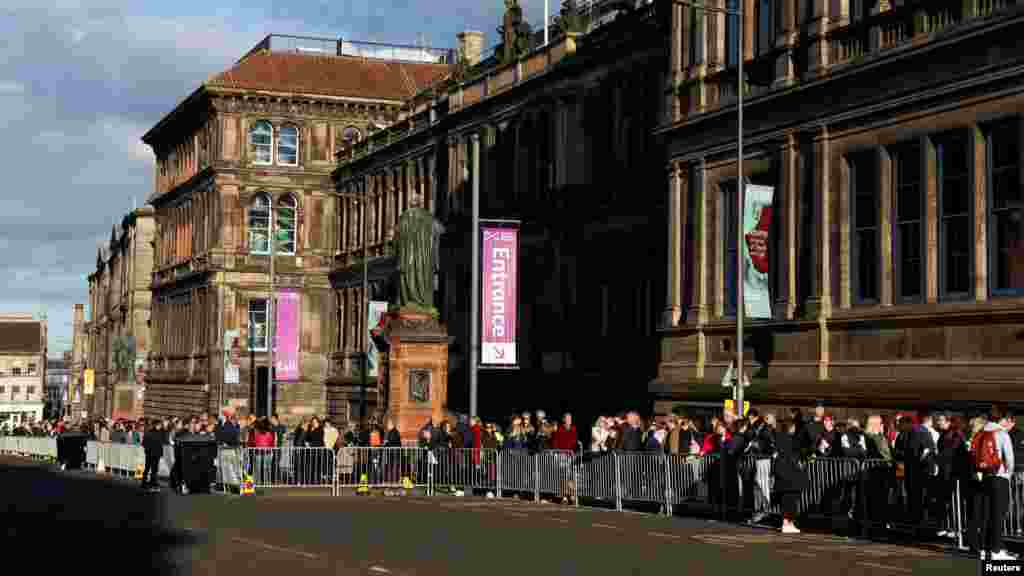 La gente hace cola fuera de la catedral de St. Giles para acercarse a ver el ataúd de la Reina Isabel II en Edimburgo, Escocia, el 12 de septiembre de 2022.