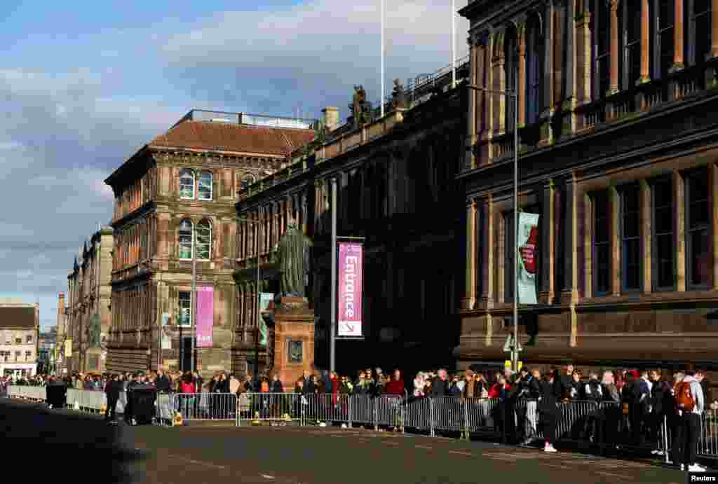 People wait in a queue outside St. Giles&#39; Cathedral to view Queen Elizabeth lying in state, following the Queen&#39;s death, in Edinburgh, Scotland.