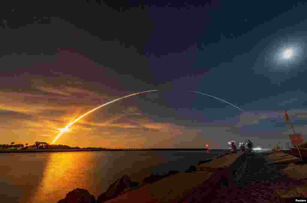 NASA&#39;s next-generation moon rocket, the Space Launch System (SLS) rocket with the Orion crew capsule, lifts off from launch complex 39-B on the unmanned Artemis 1 mission to the moon, seen from Sebastian, Florida.