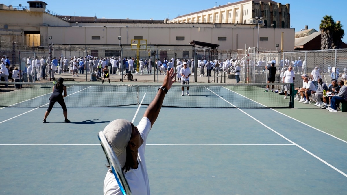 How many courts does Wimbledon have? - AS USA