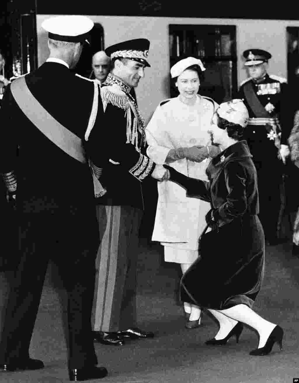 شاهدخت مارگارت، خواهر ملکه الیزابت، در بازدید شاه ایران از لندن، به او ادای احترام می&zwnj;کند. شاه ایران در سفری سه روزه به بریتانیا رفته بود. اسفند ۱۳۳۸