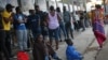 Migrantes de Haití hacen fila para regularizar su situación migratoria fuera de la Comisión Mexicana de Ayuda a Refugiados (COMAR), en Tijuana, México, el 29 de septiembre de 2021.