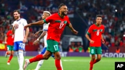 Le Marocain Sofiane Boufal célèbre après avoir marqué le premier but lors d'un match international de football amical entre le Maroc et le Chili au stade Cornella-El Prat de Barcelone, en Espagne, le 23 septembre 2022.