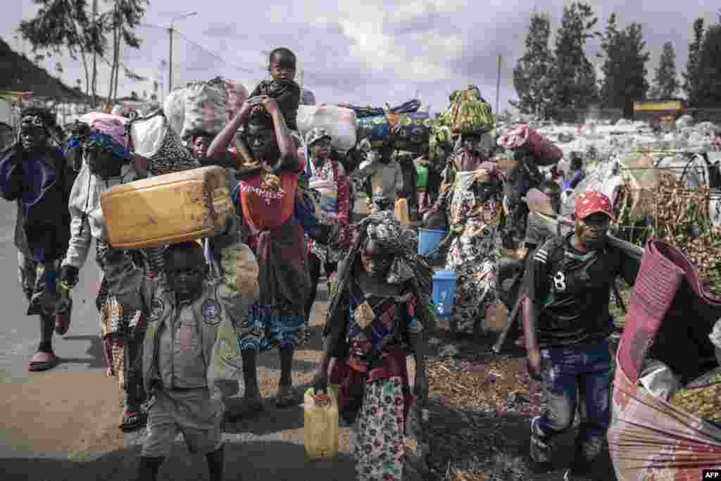 Thousands of displaced people flee after soldiers retreated to Kanyarushinya, an informal camp of over 40,000 people in the northern district of Goma, eastern Republic of Congo, Nov. 15, 2022. Troops were battling M23 fighters in Kibumba, 20 kilometres (12 miles) north of Goma, security officials and local residents said.&nbsp;