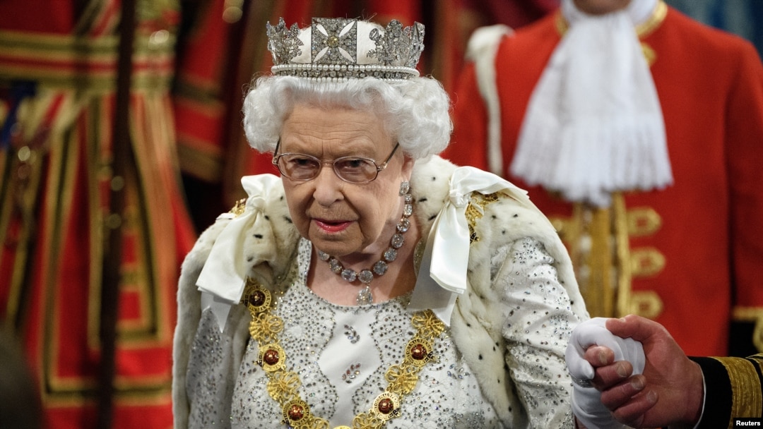 La reina Isabel II avanza por la Galería Real antes de pronunciar su discurso durante la apertura estatal del parlamento en el Palacio de Westminster en Londres, Reino Unido, el 14 de octubre de 2019.