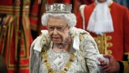 La reina Isabel II avanza por la Galería Real antes de pronunciar su discurso durante la apertura estatal del parlamento en el Palacio de Westminster en Londres, Reino Unido, el 14 de octubre de 2019.