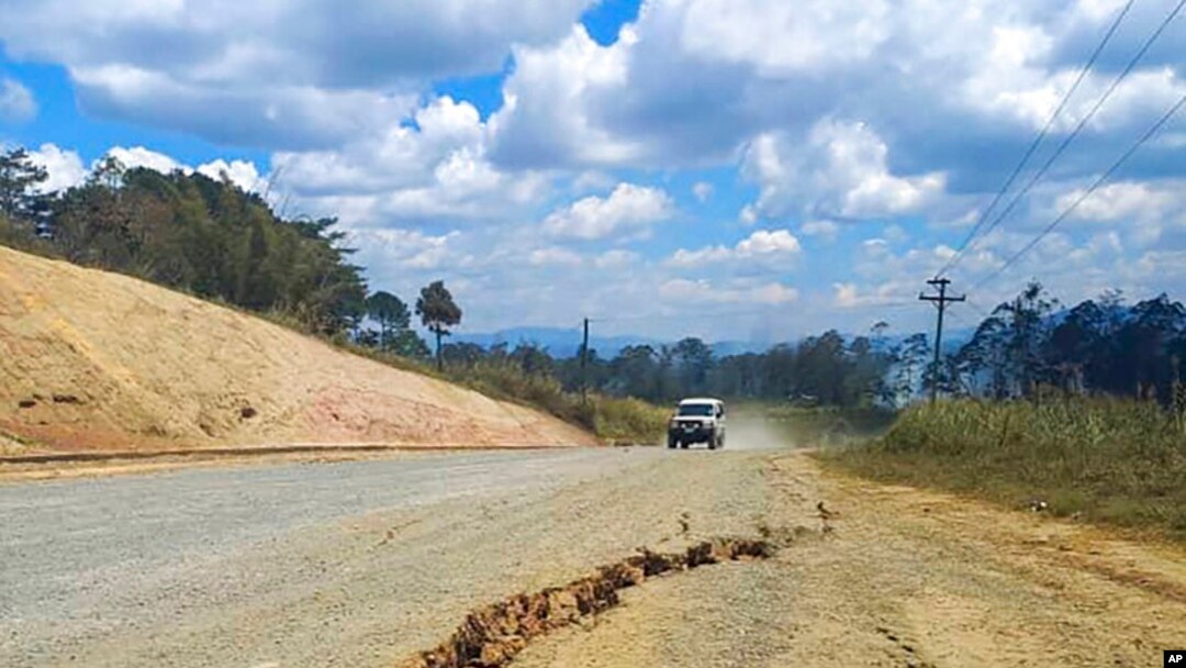 Retakan besar terlihat di jalan raya dekat kota Kainantu, menyusul gempa bermagnitudo 7,6 di timur laut Papua Nugini, 11 September 2022. (Foto: via AP)