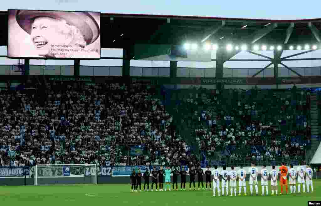 Players take a minute of silence before the start of the second half of the Europa League Group A match between FC Zurich and Arsenal at the Areana St. Gallen in St. Gallen, Switzerland, Sept. 8, 2022.