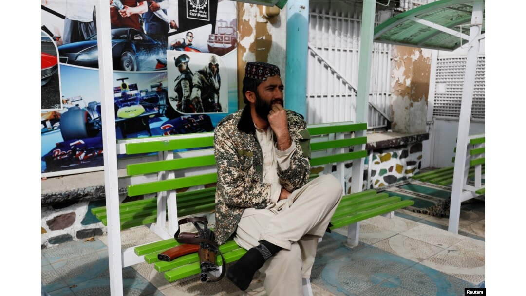 Seorang anggotaTaliban berjaga di sebuah taman hiburan di Kabul, Afghanistan, 9 November 2022. (REUTERS/Ali Khara)