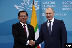 Presiden Rusia Vladimir Putin bertemu dengan pemimpin junta Myanmar Min Aung Hlaing di sela-sela Forum Ekonomi Timur 2022 di Vladivostok pada 7 September 2022. (Foto: AFP)