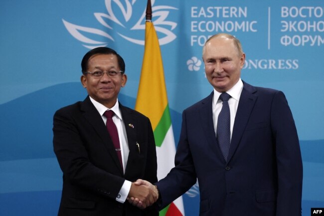 Presiden Rusia Vladimir Putin bertemu dengan pemimpin junta Myanmar Min Aung Hlaing di sela-sela Forum Ekonomi Timur 2022 di Vladivostok pada 7 September 2022. (Foto: AFP)