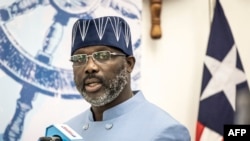 Le président du Libéria, George Weah, s'adresse à la presse lors de l'inauguration du nouveau bâtiment du registre libérien international des navires et des entreprises à Monrovia le 19 novembre 2021.