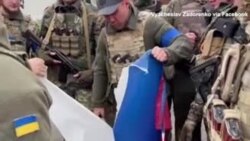 Địa phương được giải phóng, thị trưởng Ukraine xé cờ Nga 