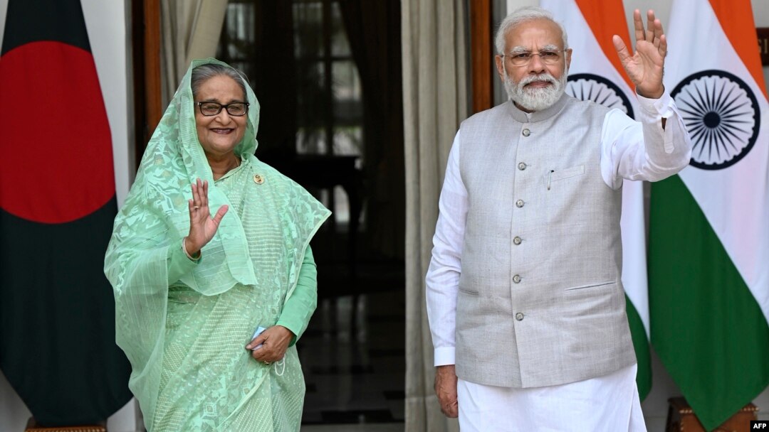 Perdana Menteri Bangladesh Sheikh Hasina (kiri) dan PM India Narendra Modi dalam pertemuan di New Delhi, Selasa (6/9). 