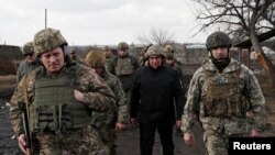 На фото Олексій Данілов під час відвідування позиції українських військових біля села Богданівка Донецької області 19 лютого 2022 року