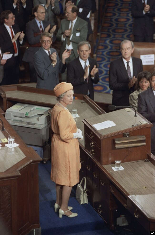 La reina Isabel II en pleno del Congreso de Estados Unidos en disertación ante las dos cámaras del legislativo federal en el Capitolio en Washington DC, el 16 de mayo de 1991.