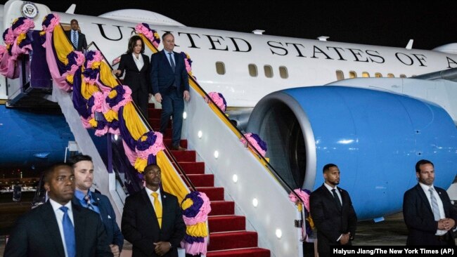 La vicepresidenta de EEUU, Kamala Harris, y su esposo Doug Emhoff llegan al Aeropuerto Internacional Don Mueang en Bangkok, Tailandia, el 17 de noviembre de 2022, para asistir a la cumbre de Cooperación Económica Asia-Pacífico. (Haiyun Jiang/The New York Times vía AP Pool)