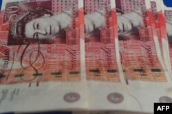 Uang kertas pound Inggris terlihat di Kuala Lumpur, 16 Januari 2017. Wajah Raja Charles III yang baru akan segera mulai muncul pada koin dan uang kertas Inggris. (Foto: AFP)