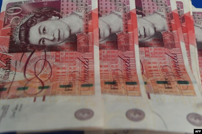 Uang kertas pound Inggris terlihat di Kuala Lumpur, 16 Januari 2017. Wajah Raja Charles III yang baru akan segera mulai muncul pada koin dan uang kertas Inggris. (Foto: AFP)