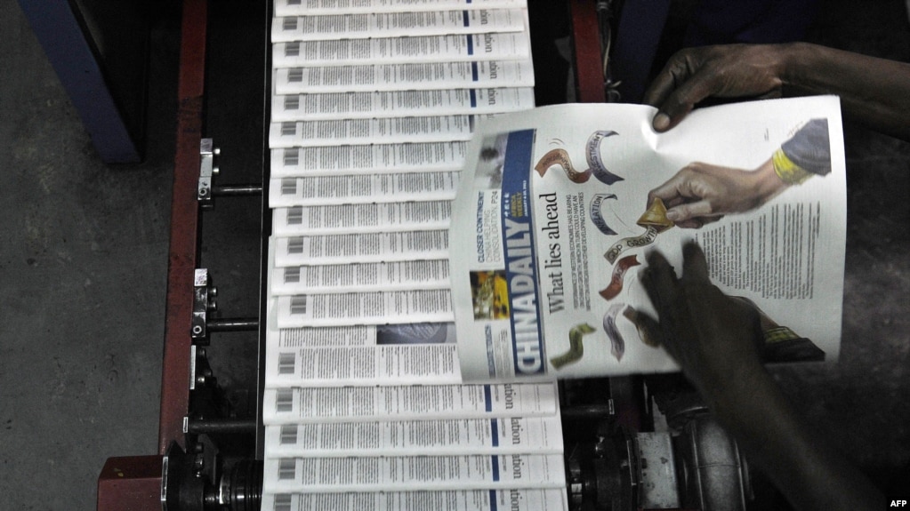 资料照片：肯尼亚首都内罗毕一家印刷厂的技术人员正在检查当地中国人拥有的《中国日报》（2014年1月3日）(photo:VOA)