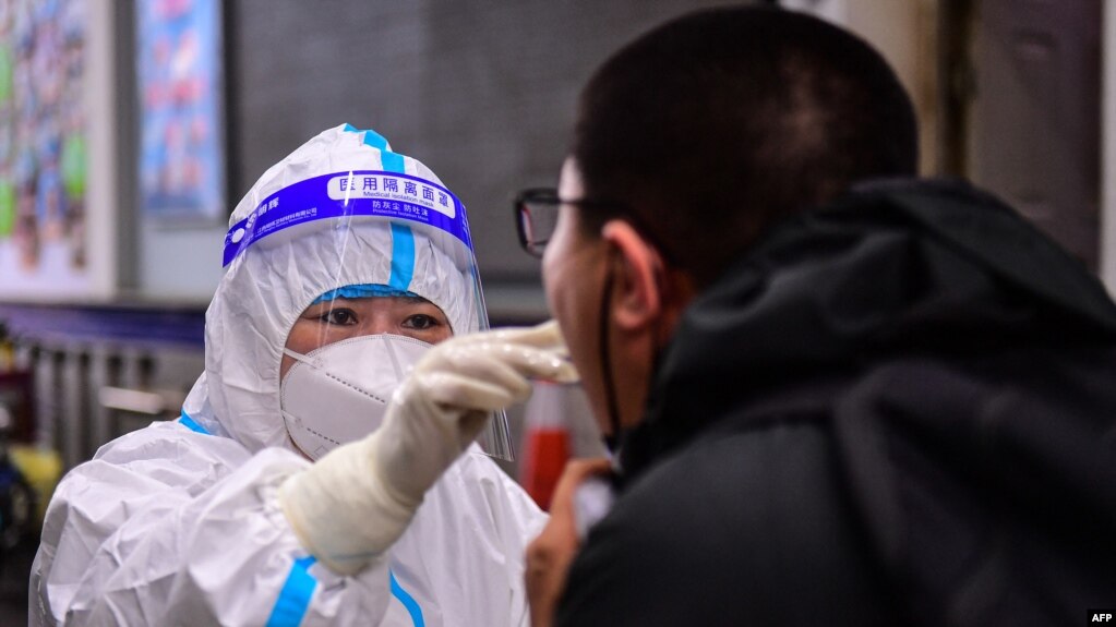 2022年6月6日，辽宁省沈阳市一位医务人员正在给一名高中生进行新冠病毒核酸检测。-资料照 (photo:VOA)