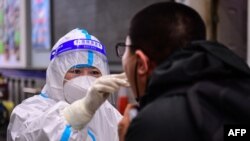 2022年6月6日，遼寧省瀋陽市一位醫務人員正在給一名高中生進行新冠病毒核酸檢測。 -資料照