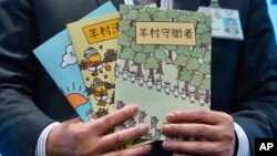香港警务处国安处官员李桂华（左）在记者会上指控香港言语治疗师总工会5名理事发布“羊村”系列儿童绘本为煽动罪。 （2021年7月22日）