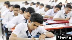 ফাইল-পরীক্ষার হলে শিক্ষার্থীরা 
