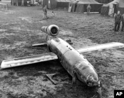 Німецька «летюча бомба» V-1 була одним з прикладів застосування ракет для бомбардувань
