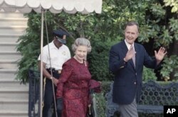 La reina Isabel II y el presidente de Estados Unidos George H. W. Bush (1924-2018) caminan fuera de la Casa Blanca durante visita de Estado a Washington DC el 15 de mayo de 1991.