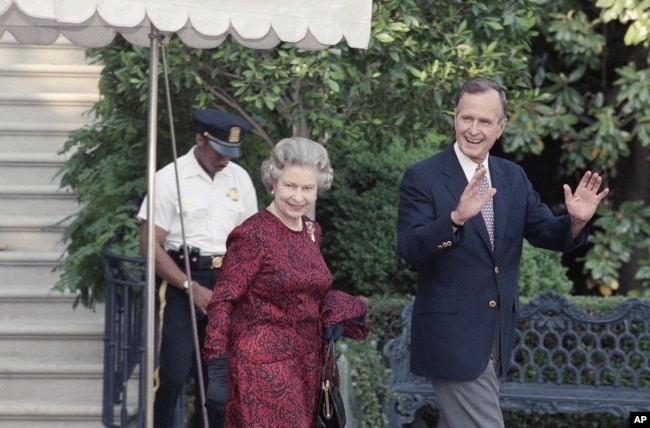 La reina Isabel II y el presidente de Estados Unidos George H. W. Bush (1924-2018) caminan fuera de la Casa Blanca durante visita de Estado a Washington DC el 15 de mayo de 1991.