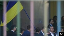 El secretario de Estado de EEUU, Antony Blinken, tercero a la derecha, llega para visitar un hospital infantil en Kiev, Ucrania, el 8 de septiembre de 2022 durante su viaje a Ucrania.
