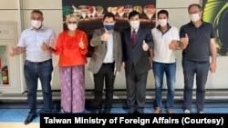 法国参议院欧洲事务委员会副主席西里尔·佩莱瓦特（右二）率团于2022年9月7日抵达台湾桃园国际机场。（台湾外交部推特图片）