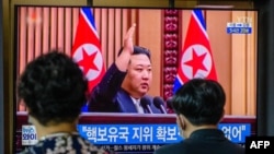 9일 한국 서울역에 설치된 TV에서 북한 김정은 국무위원장의 '핵 보유국 지위' 발언 관련 뉴스가 나오고 있다.