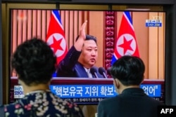 9일 한국 서울역에 설치된 TV에서 북한 김정은 국무위원장의 '핵 보유국 지위' 발언 관련 뉴스가 나오고 있다.