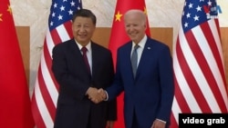 រូបឯកសារ៖ ប្រធានាធិបតី​សាធារណរដ្ឋ​ប្រជាមានិត​ចិន​លោក Xi Jinping (ឆ្វេង) និង​ប្រធានាធិបតី​សហរដ្ឋ​អាមេរិក​លោក Joe Biden។
