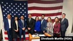 Demócratas dan la bienvenida a nueve latinos elegidos recientemente a la Cámara de Representantes de EEUU, el 18 de noviembre de 2022. [Foto: Divalizeth Murillo, VOA]