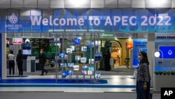 Una mujer pasa frente a la sede de la próxima Cooperación Económica Asia-Pacífico (APEC) en Bangkok, Tailandia, el 15 de noviembre de 2022.